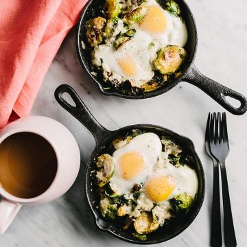 I love an easy and fast hot breakfast, especially one with fresh vegetables. This easy recipe for baked eggs with winter vegetables is perfect for cold winter mornings. With a little weekend prep, this recipe is ready in less than 5 minutes.