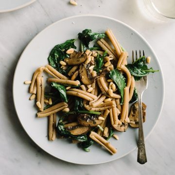 An easy, nutritious dinner in 30 minutes or less? Yes, please! This spring mushroom kale pasta is a fast and easy dinner that's packed with flavor.